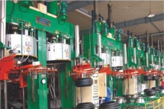 6.Steel-belted radial tyre hydraulic dual-mould curing press